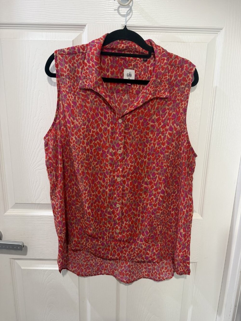 Cabi Size Extra Large (XL) Sleeveless Button-Up Top with Abstract Print